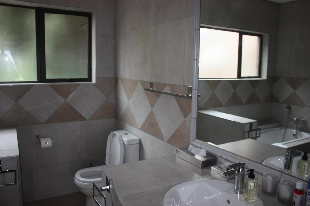 Over The Moon Guesthouse Johannesburg Bagian luar foto